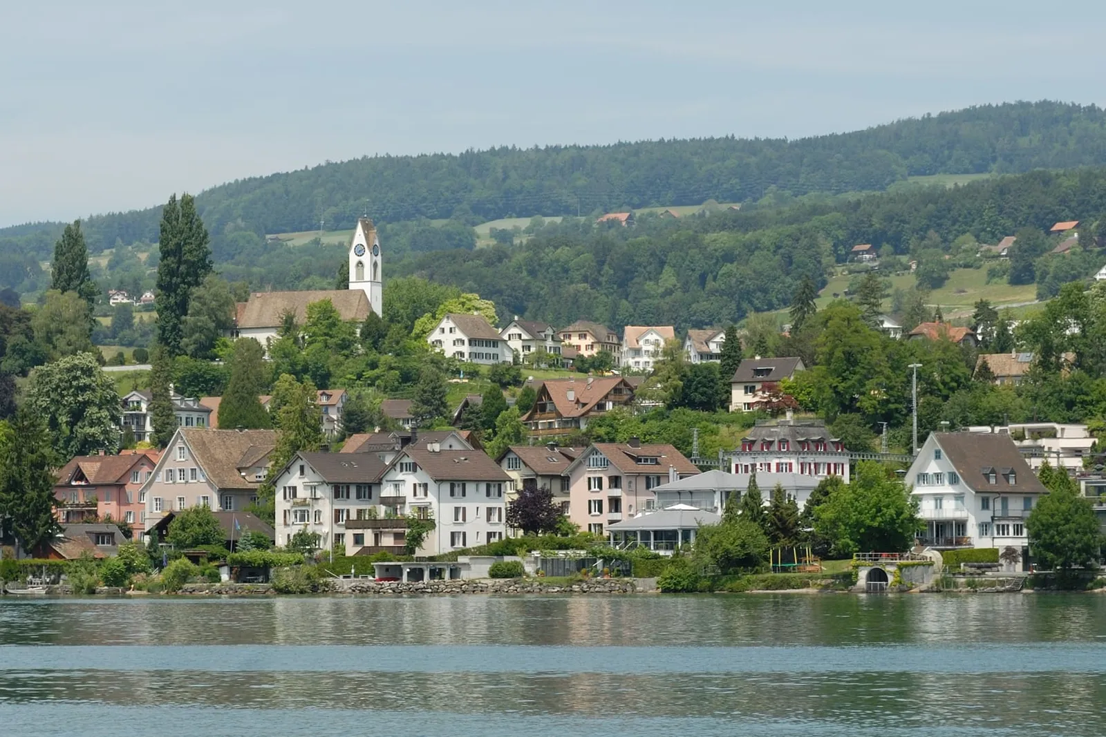 Dorfansicht von Uetikon am See mit reformierter Kirche vom Zürichsee aus