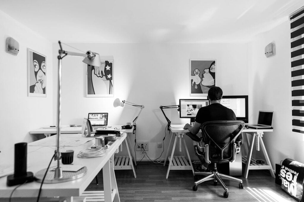 Mann schaut auf seinen Computer, während Website erstellen lassen Zürich.